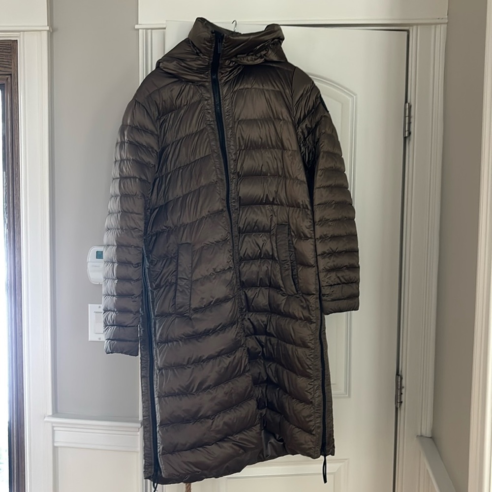 Beautiful color gold/army green. Spring weight Black Label Canada Goose